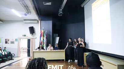 Alunos realizam apresentação com foco na temática 'Dengue'