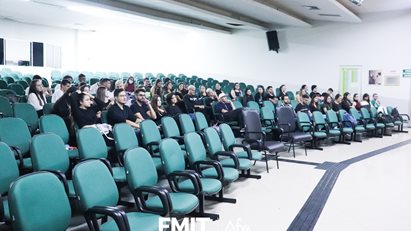 Alunos realizam apresentação com foco na temática 'Dengue'