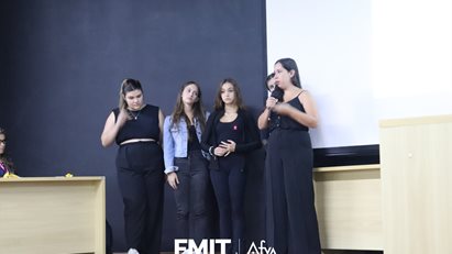 Alunos realizam apresentação com foco na temática 'Dengue'