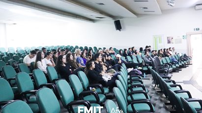 Alunos realizam apresentação com foco na temática 'Dengue'