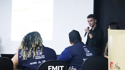 Alunos realizam apresentação com foco na temática 'Dengue'