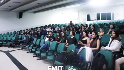 Alunos realizam apresentação com foco na temática 'Dengue'