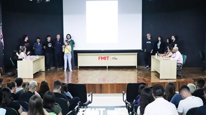 Alunos realizam apresentação com foco na temática 'Dengue'