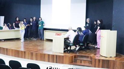 Alunos realizam apresentação com foco na temática 'Dengue'