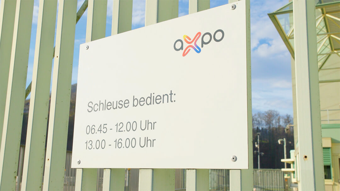 Schild mit Betriebszeiten für Schleuse: 06.45-12.00 Uhr und 13.00-16.00 Uhr.