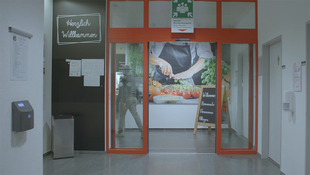 Eingang Personalrestaurant KKB. Auf der linken Seite es Eingangs, befindet sich der Zeiterfassungsleser