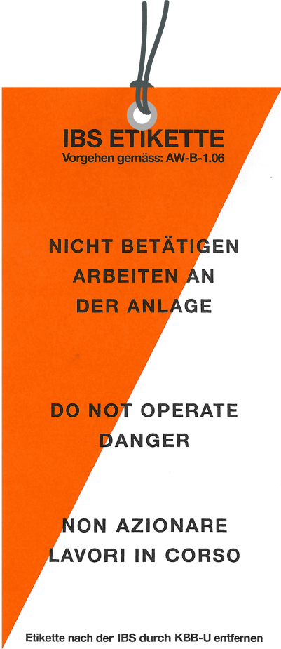 IBS Ettikette. Orange-weisse IBS-Etikette mit Warnung: Nicht betätigen, Arbeit an der Anlage, Gefahr.
