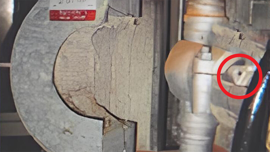 Verschmutzung. Nahaufnahme einer stark verschmutzten Industriemaschine mit einem roten Kreis um ein kleines Teil.