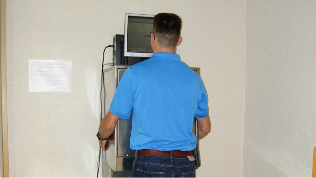 Foto eines Mannes bei der Abschlussmessung am Inkorporationsmonitor