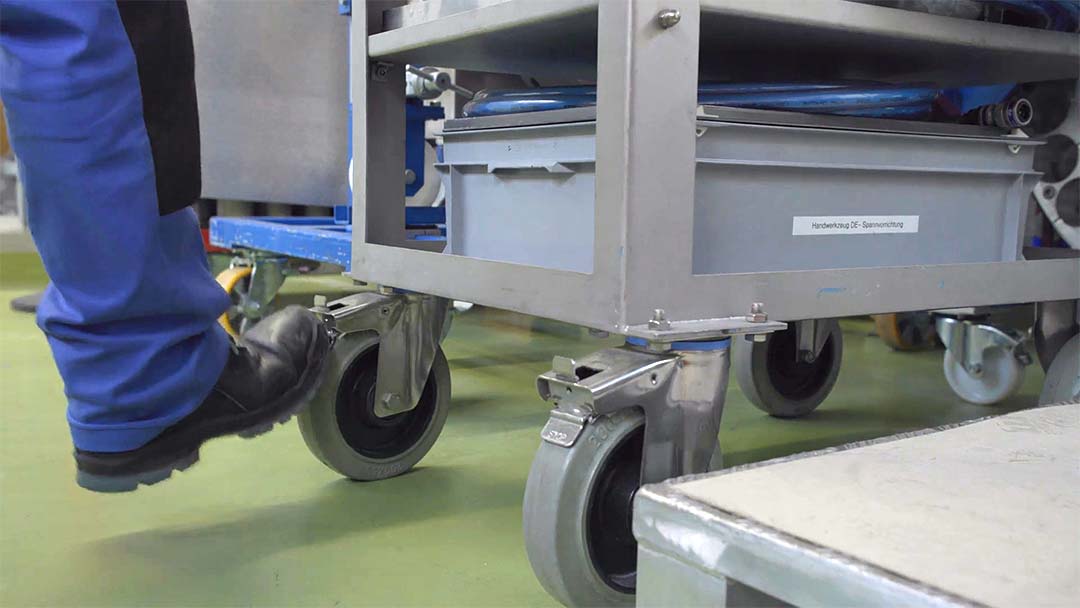 Foto eines Rollwagens, dessen Bremse angezogen wird