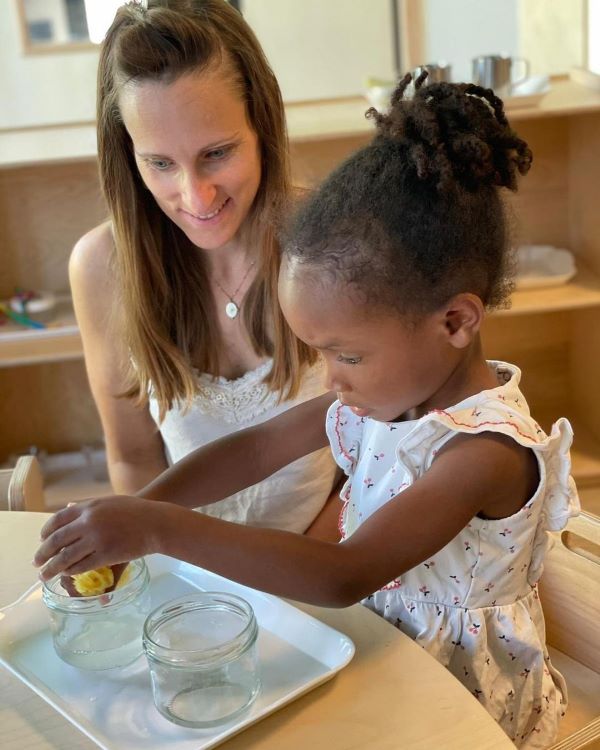 Individualized support in kindergarten: the teacher gives the child an individual presentation of the activity.