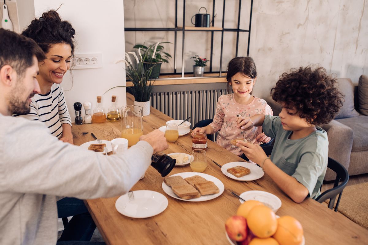 Balanced breakfast for children: eating breakfast as a family