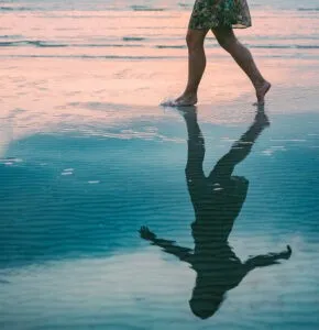 bare ben i vandkanten