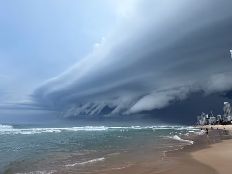 Storm dogs over surfers paradise