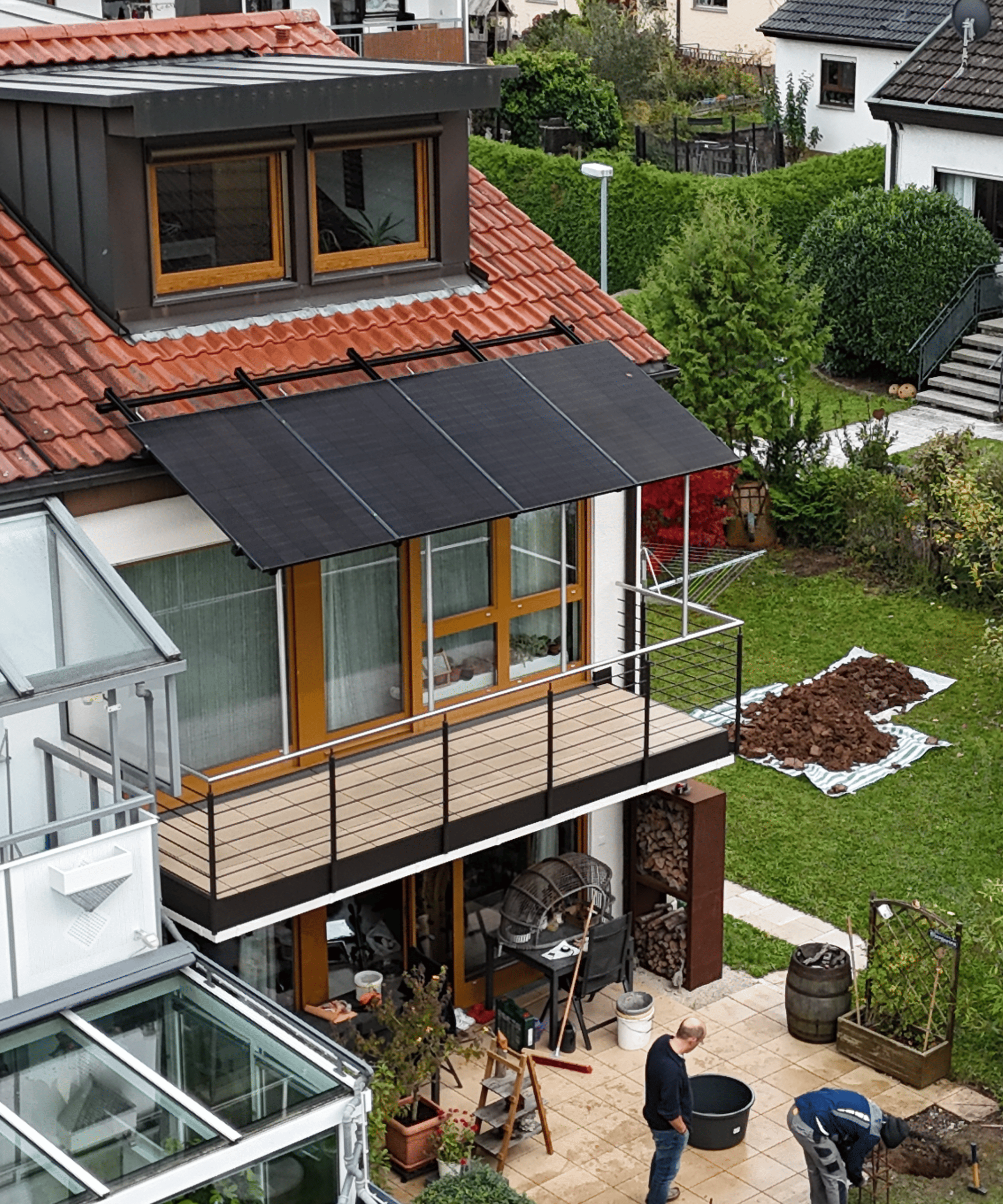 Diese innovative Photovoltaikanlage in Grunbach Süd kombiniert Funktionalität und Design. Die elegant integrierten Solarmodule an der Fassade und auf dem Dach liefern sauberen Ökostrom und steigern zugleich den Wert der Immobilie.