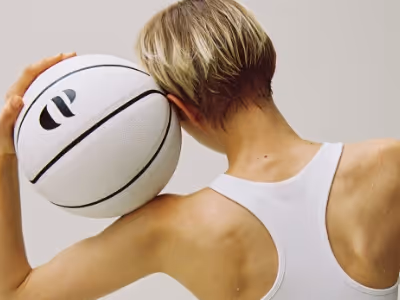 Imagen de la marca Claudie Pierlot de una modelo sosteniendo una pelota de baloncesto 