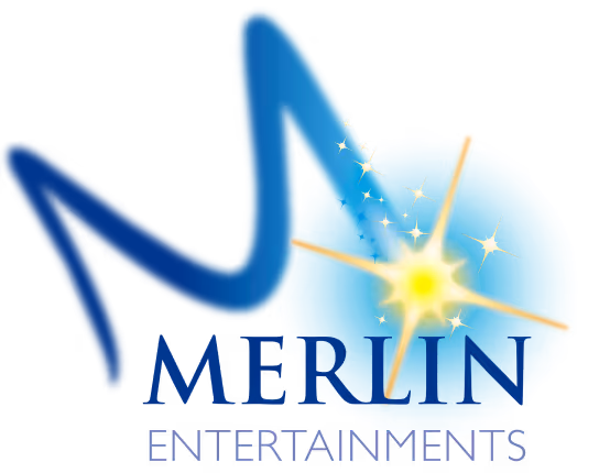Logotipo de Merlin Entertainments con una "M" azul estilizada y un resplandor de estrella sobre un círculo azul.