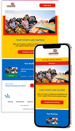 Familia disfrutando de una montaña rusa en LEGOLAND Windsor Resort con recordatorio de reserva en un teléfono móvil y una pantalla de escritorio.