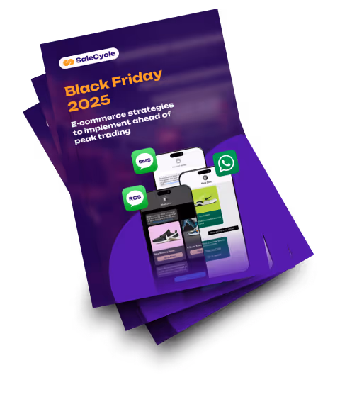 Il rapporto di SaleCycle intitolato "Black Friday 2025" con il sottotitolo "Strategie di e-commerce da implementare in vista del picco degli scambi" mostra schermi di smartphone che mostrano SMS, RCS e messaggi WhatsApp che promuovono le sneakers.
