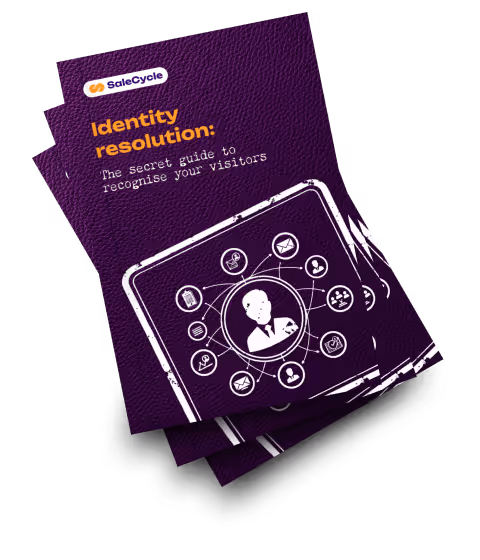 Pila di libretti SaleCycle dal titolo "Risoluzione dell'identità: La guida segreta per riconoscere i vostri visitatori", con la grafica di una persona circondata da icone di comunicazione su una copertina testurizzata viola.