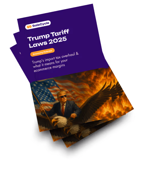 Pila di opuscoli intitolati "Trump Tariff Laws 2025" con un'illustrazione di Donald Trump a cavallo di un'aquila calva con bandiera americana e sfondo infuocato.