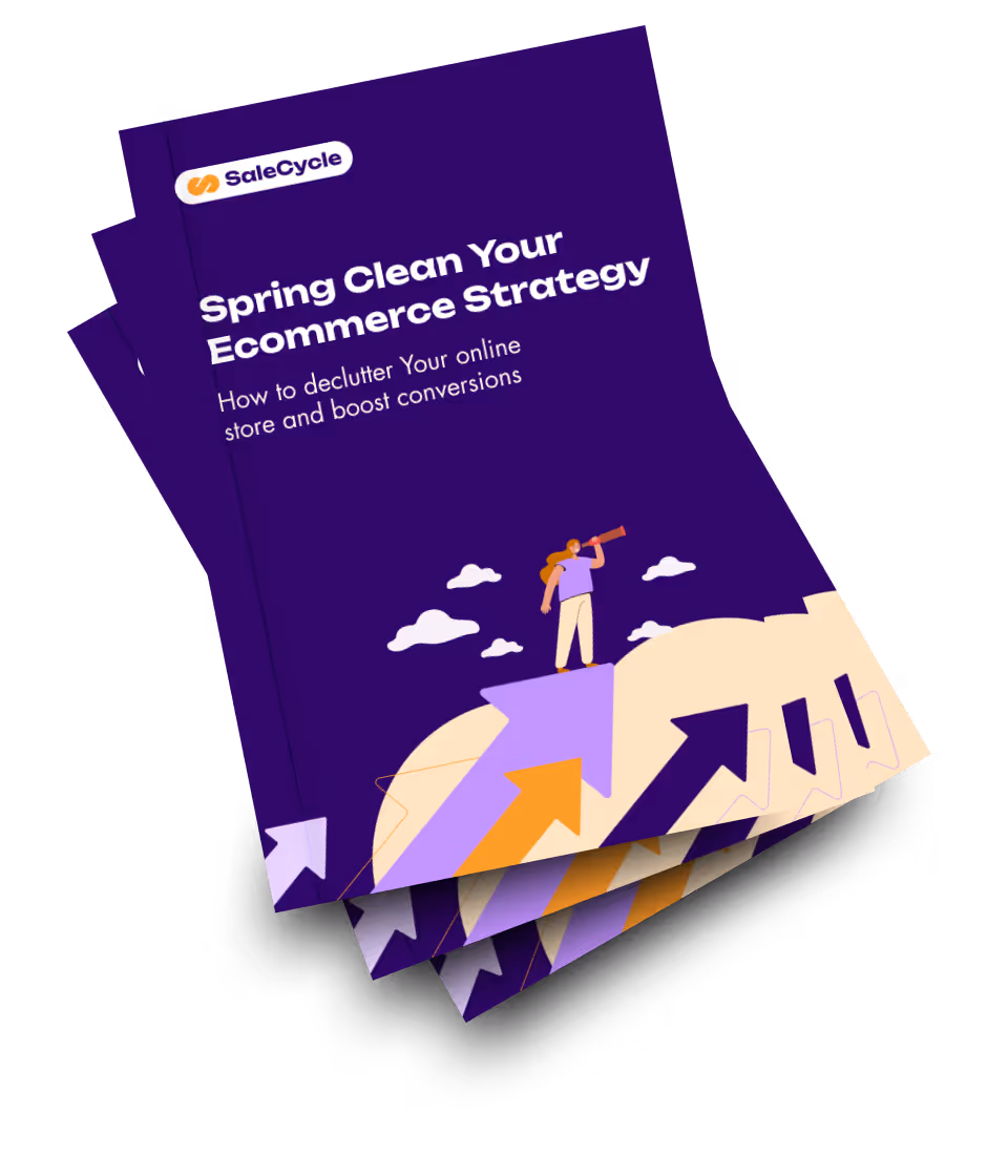 Pila di opuscoli di SaleCycle intitolati "Spring Clean Your Ecommerce Strategy" che mostrano una persona che guarda attraverso un telescopio in cima a frecce che puntano verso l'alto.