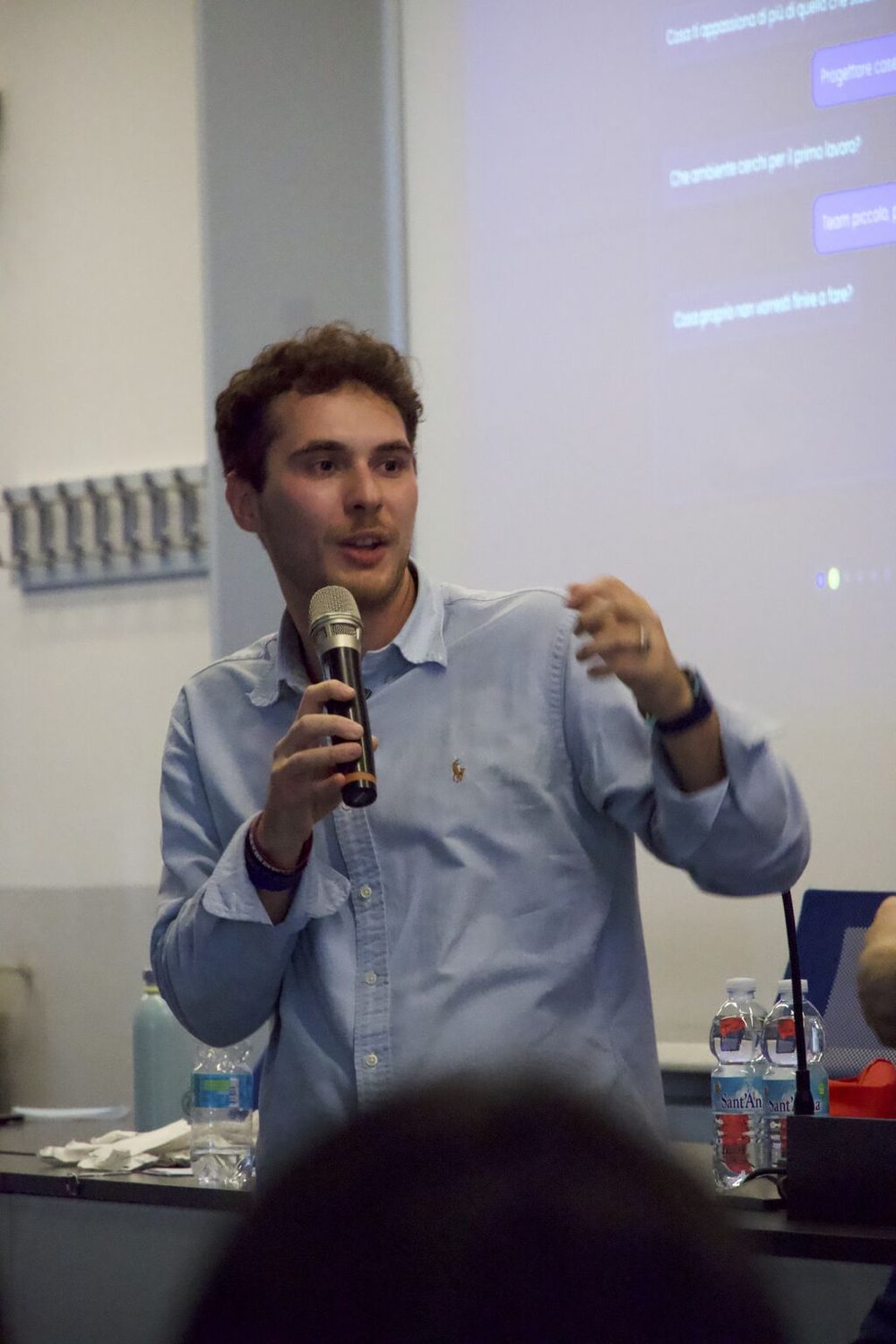 Intervento al microfono davanti a una platea di ingegneri