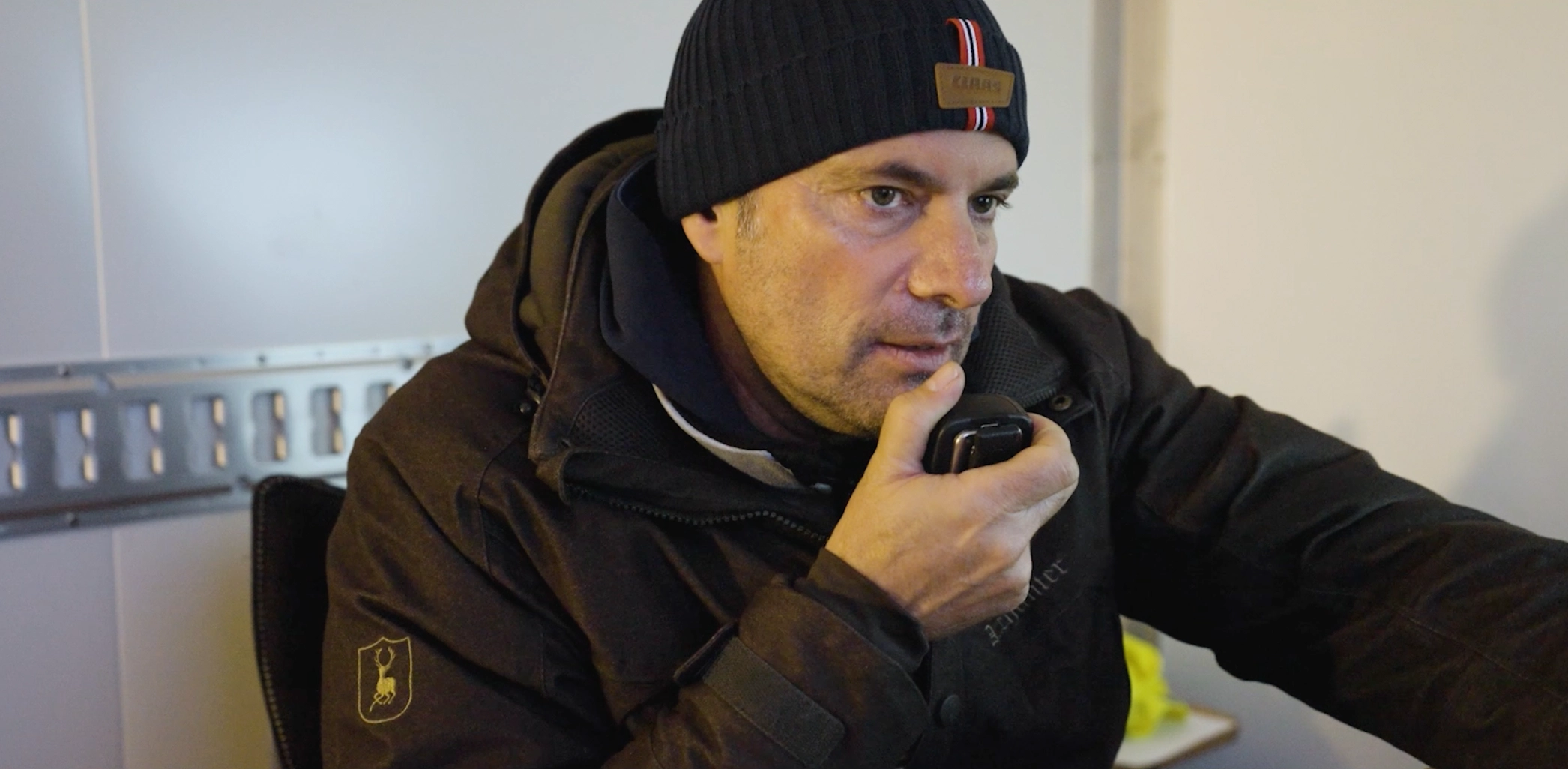 Claas Marketing Mitarbeiter Sebastian Eichinger spricht in ein Funkgerät.