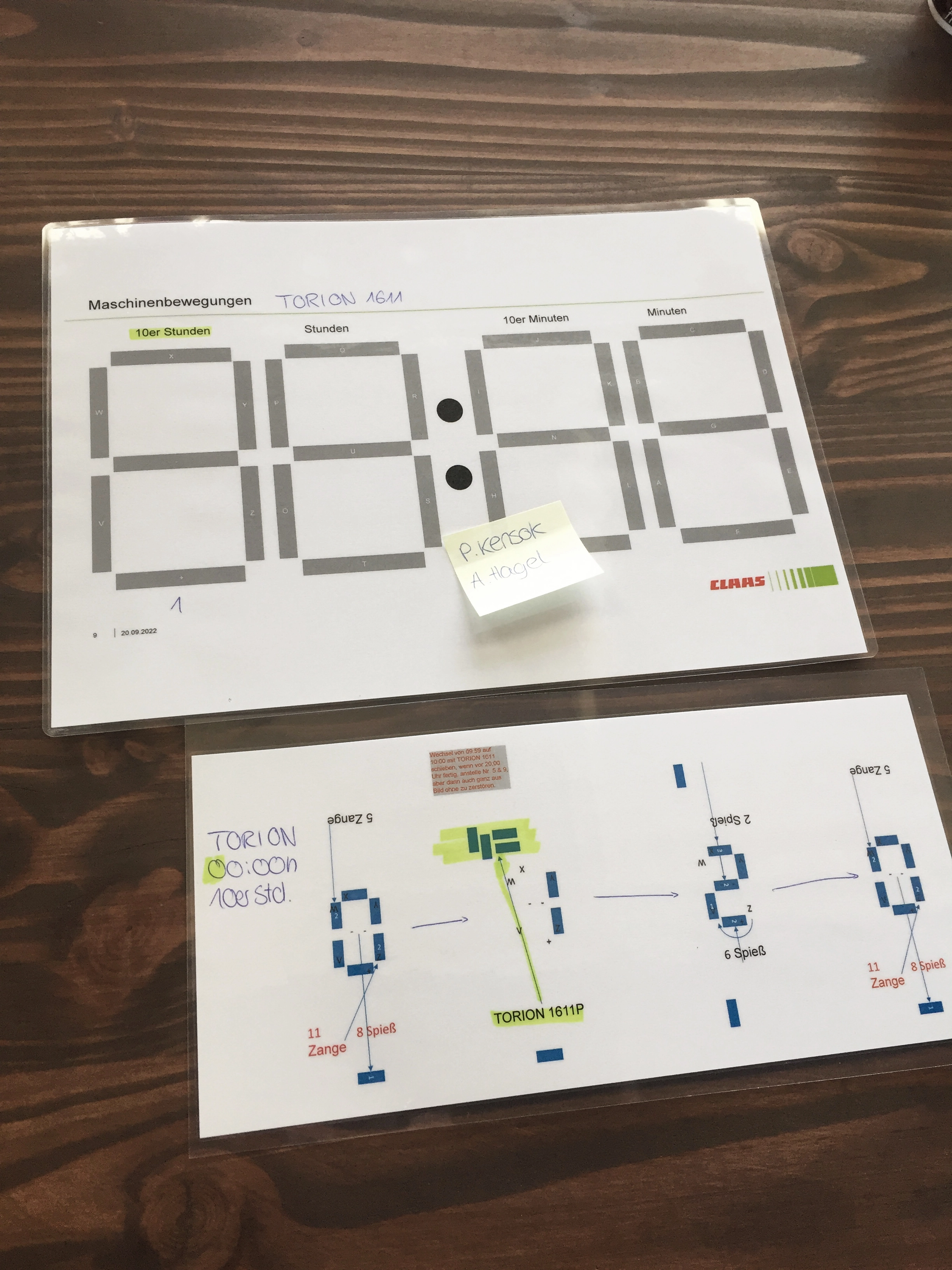 Zwei Zettel mit einer schematischen Digitaluhr-Darstellung mit handschriftlichen Notizen.