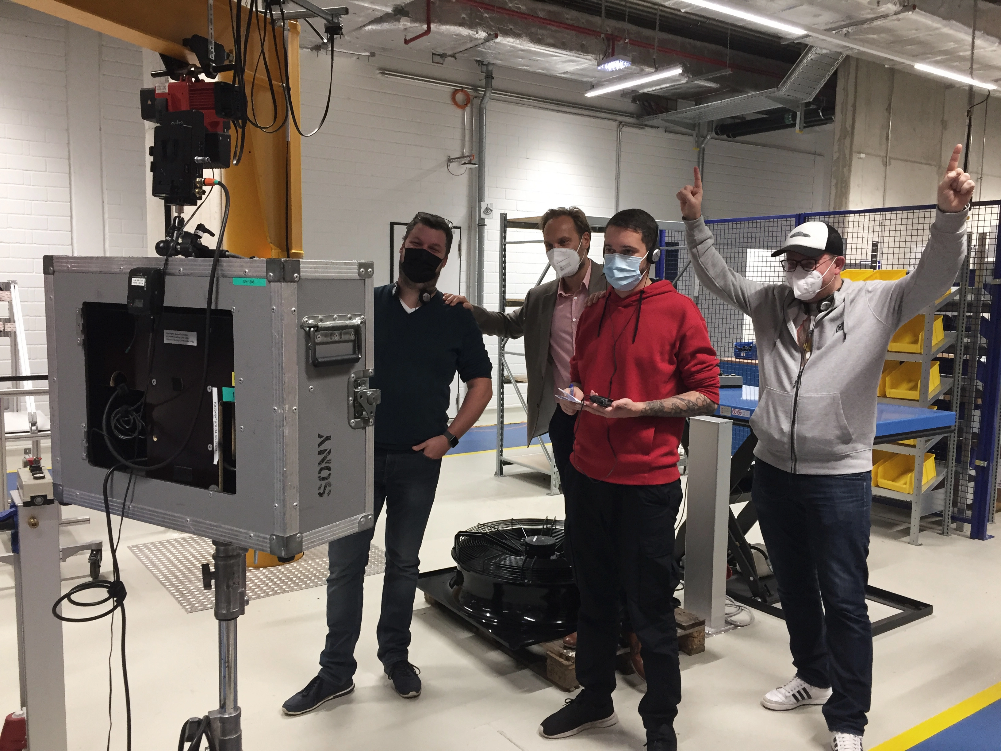 Kopfkunst-Mitarbeiter Daniel Zier steht gemeinsam mit Vaillant-Mitarbeitern Florian Hägemann und Dominik Huse lachen in vor einem Monitor.