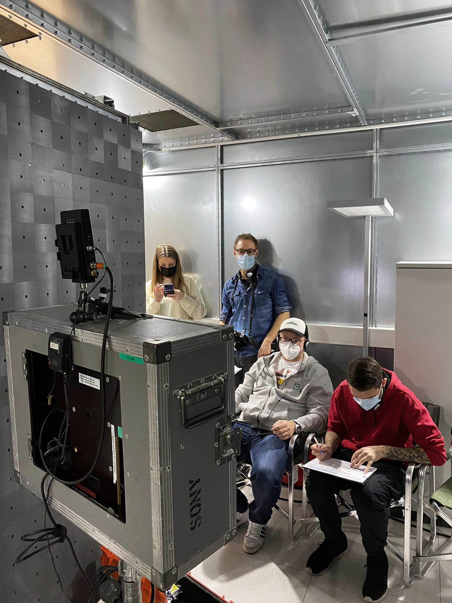 Kopfkunst-Mitarbeiter Daniel Zier und Simon Kraft mit Vaillant-Mitarbeiter Florian Hägemann vor einem Videomonitor.