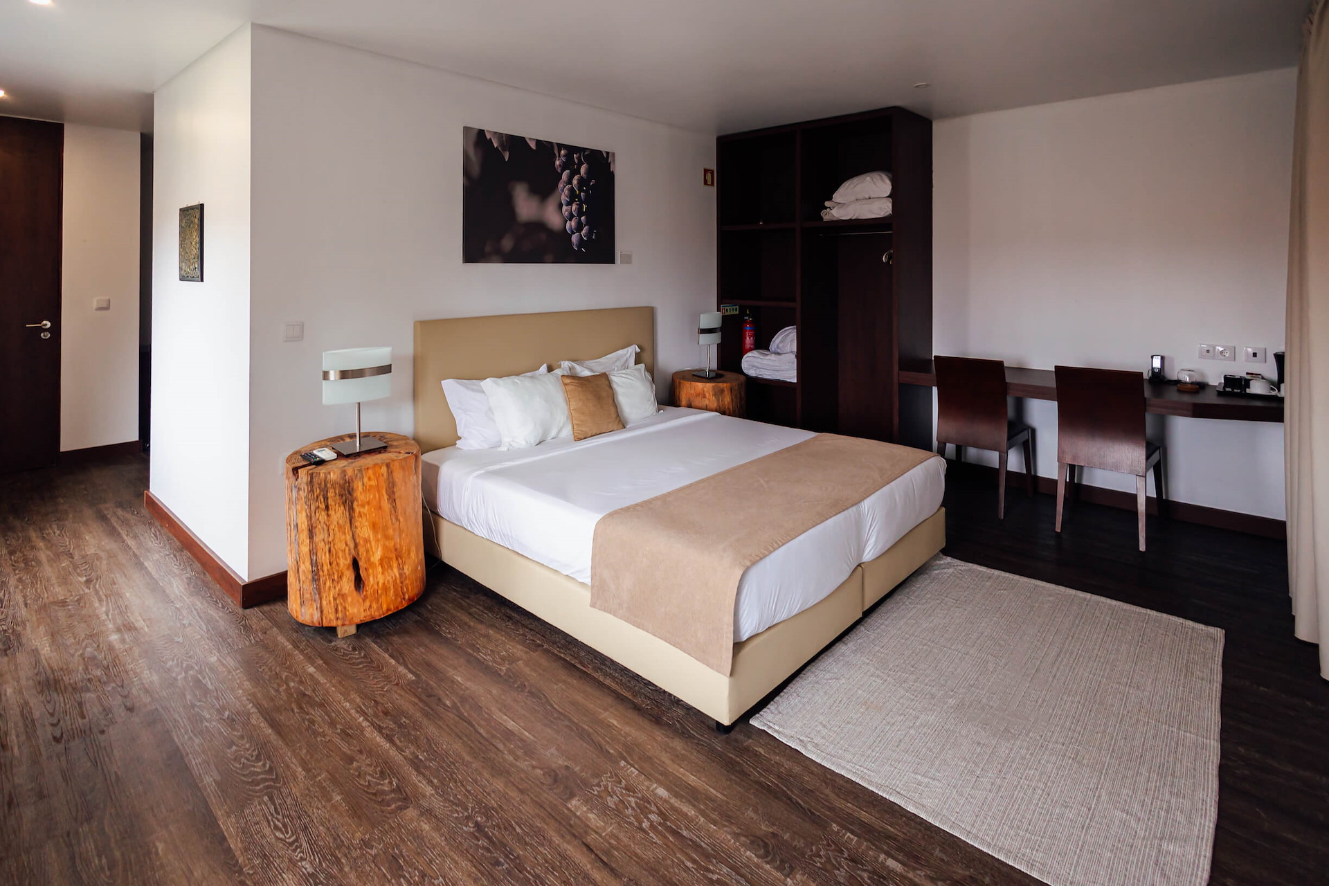 Family One-Bedroom (T1) at Quinta da Barroca – 41–45 sqm room for up to 4 guests, featuring a queen-size bed and optional sofa bed, ideal for small families or groups.