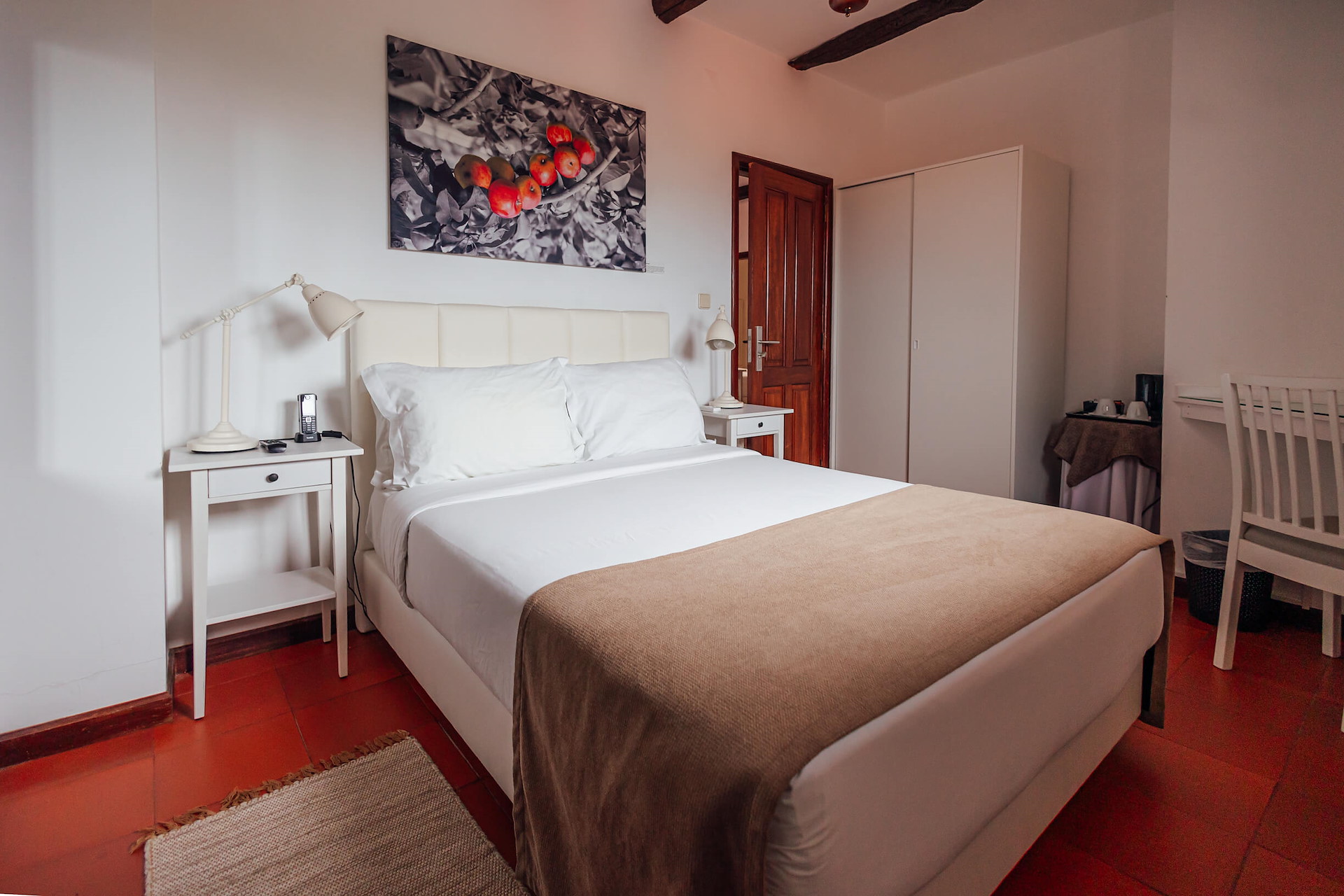 Standard Room at Quinta da Barroca, Portugal – cozy space with a queen-size bed, ideal for 2 guests, featuring essential amenities in a 16–25 sqm layout.