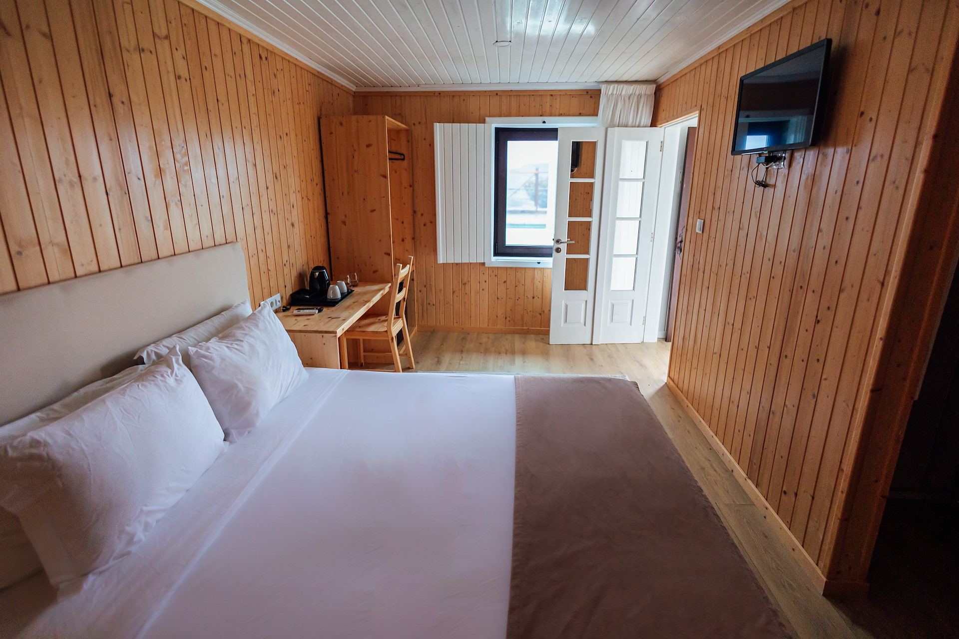 Pool Standard Room at Quinta da Barroca – cozy 18–24 sqm room for 2 guests with a queen-size bed and direct access to the pool, perfect for relaxing stays.