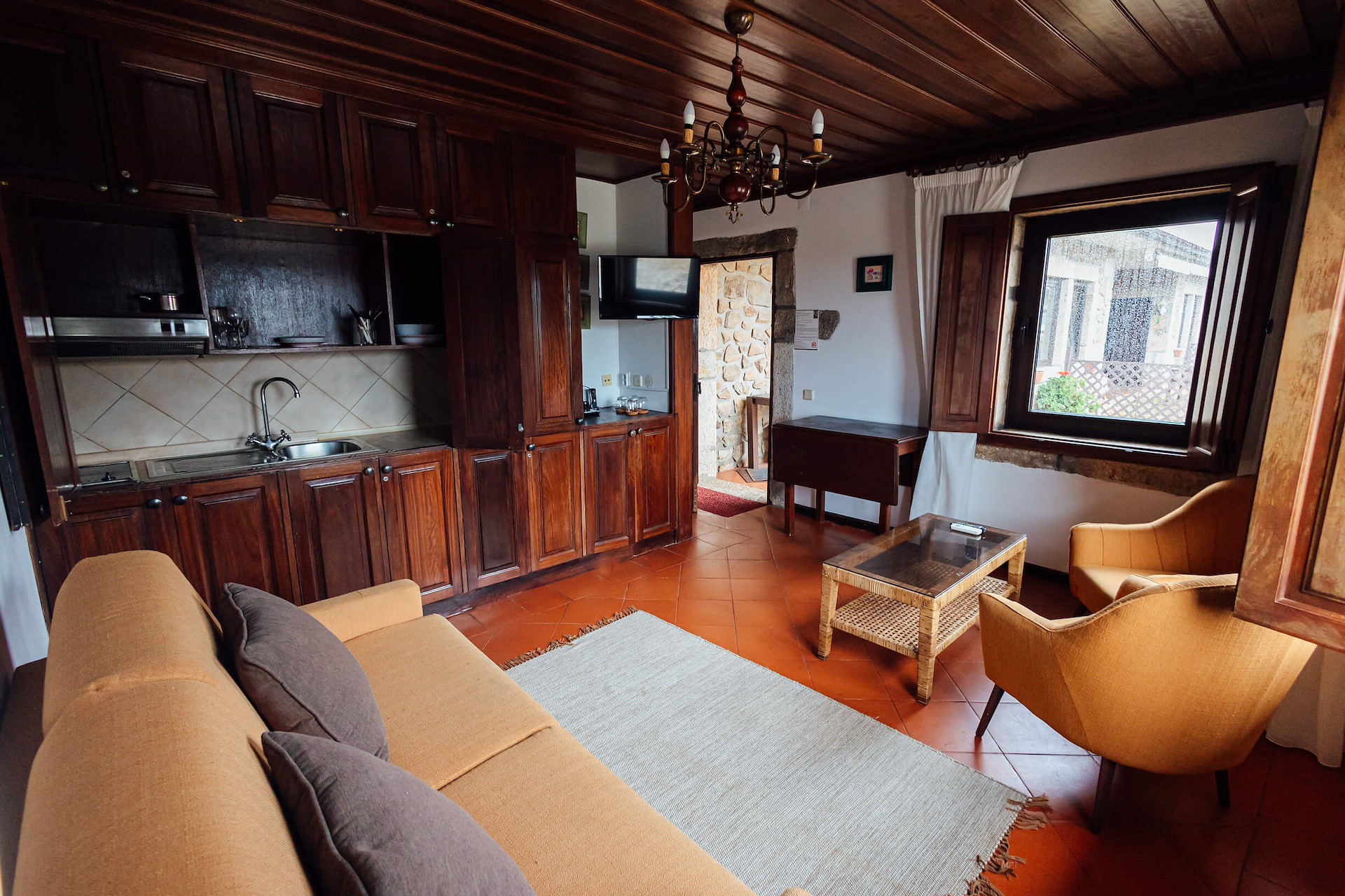 Two-Bedroom Apartment at Quinta da Barroca – 40–44 sqm accommodation for up to 6 guests, featuring a queen-size bed and kitchenette for a comfortable, home-style stay.
