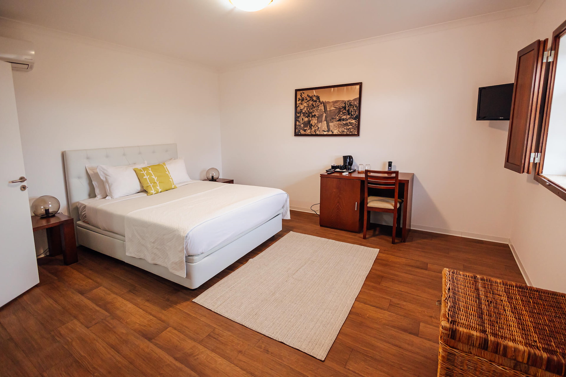 Family Connected Rooms at Quinta da Barroca – 50 sqm layout for up to 4 guests, featuring two separate bedrooms and a shared bathroom for a balance of privacy and connection.