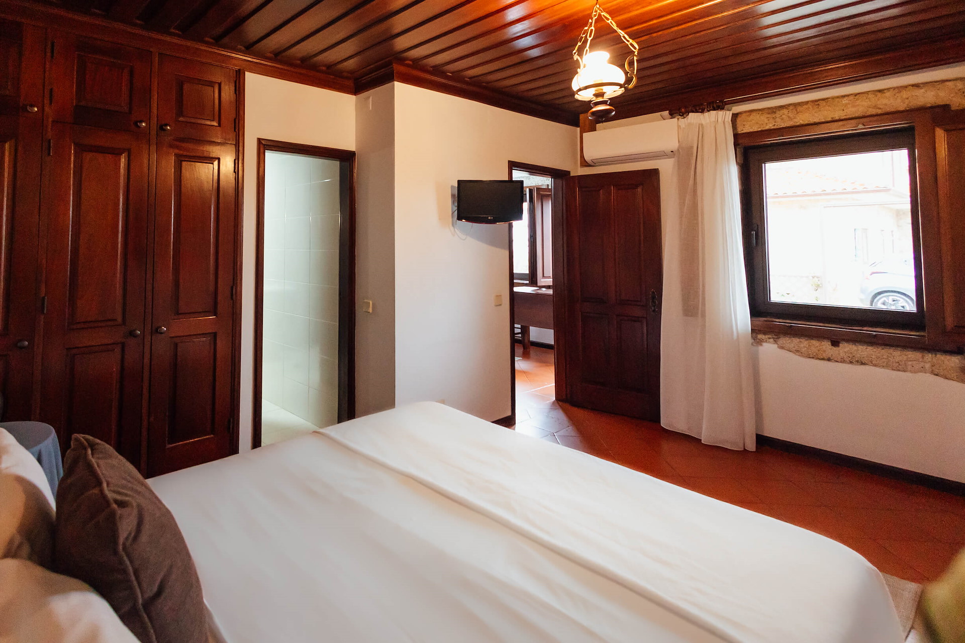 One-Bedroom Apartment at Quinta da Barroca – 42–44 sqm space for up to 4 guests, featuring a queen-size bed and kitchenette for a home-like, self-catering stay.