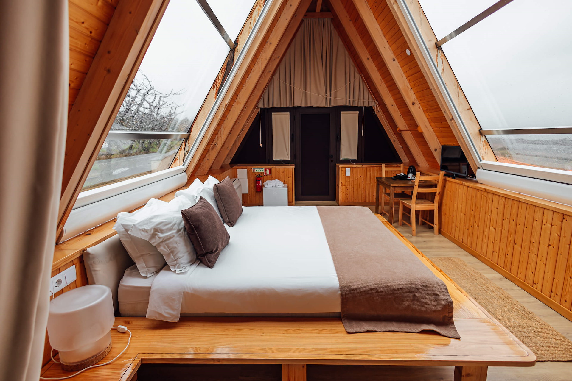 SKY VIEW Cabin at Quinta da Barroca – 25 sqm cabin for 2 guests with a queen-size bed, offering a cozy and scenic stay surrounded by nature.