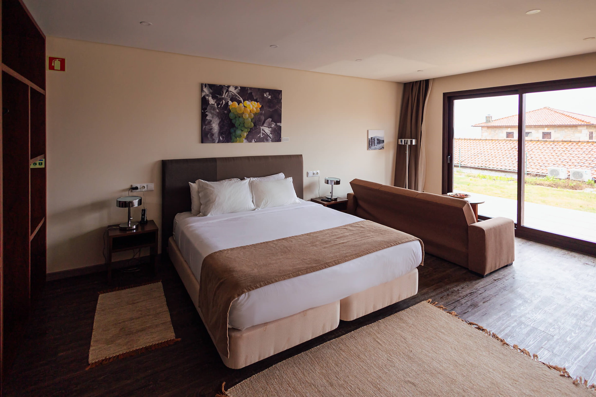 Deluxe Room at Quinta da Barroca – 28 sqm space for up to 3 guests, featuring a queen-size bed and sofa bed for a comfortable and relaxing stay.