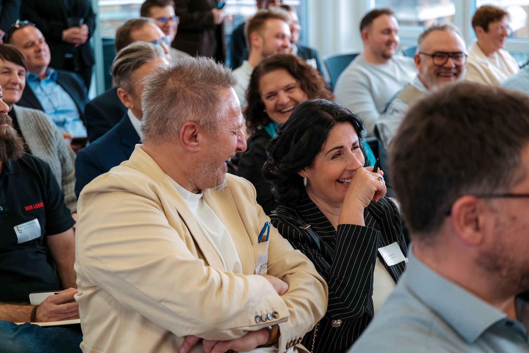 Publikum lachend beim Office Marketing Day