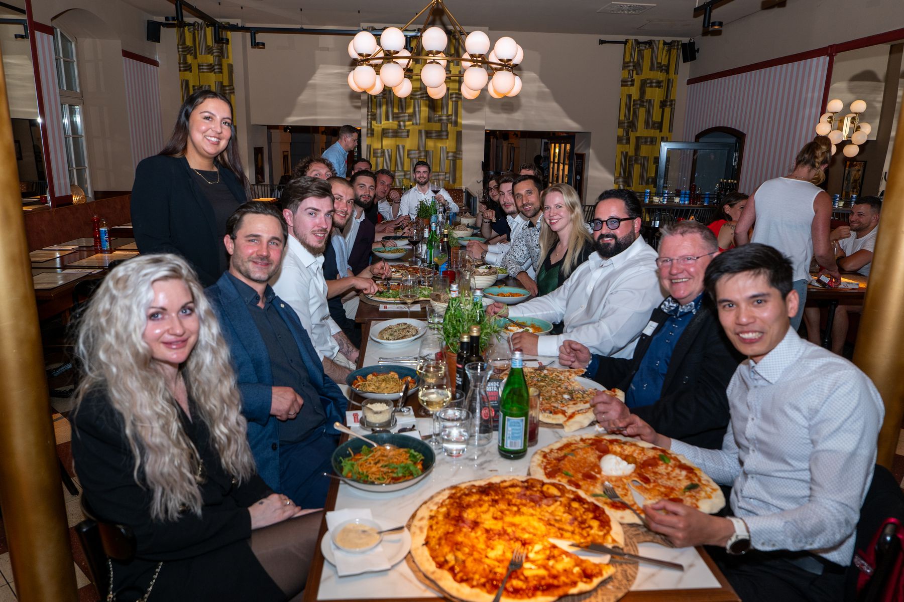 Warme Gruppenrunde beim Office Marketing Day