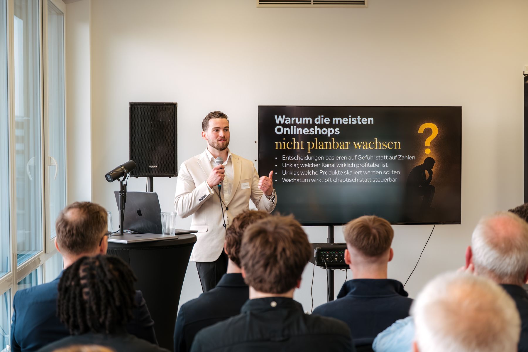 Speaker präsentiert Vortrag auf der Bühne beim Office Marketing Day