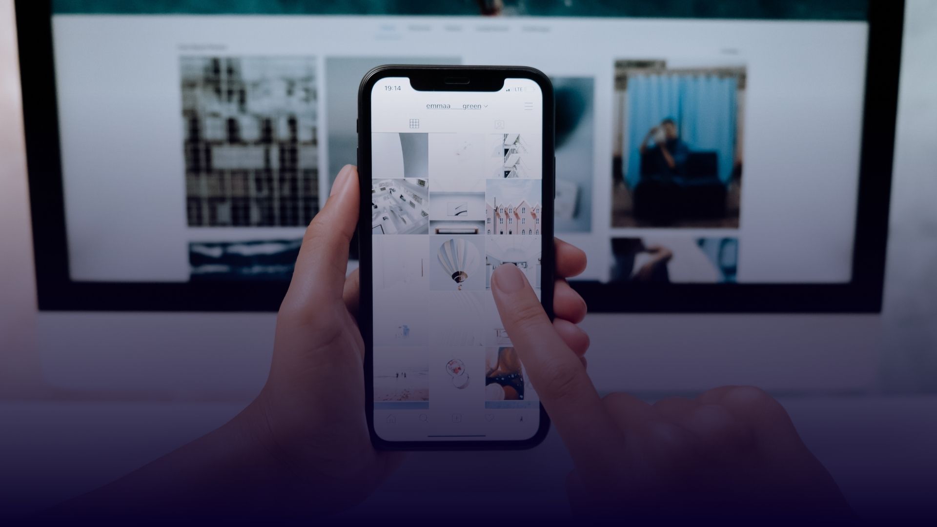 mobile avec réseaux sociaux et site web en fond