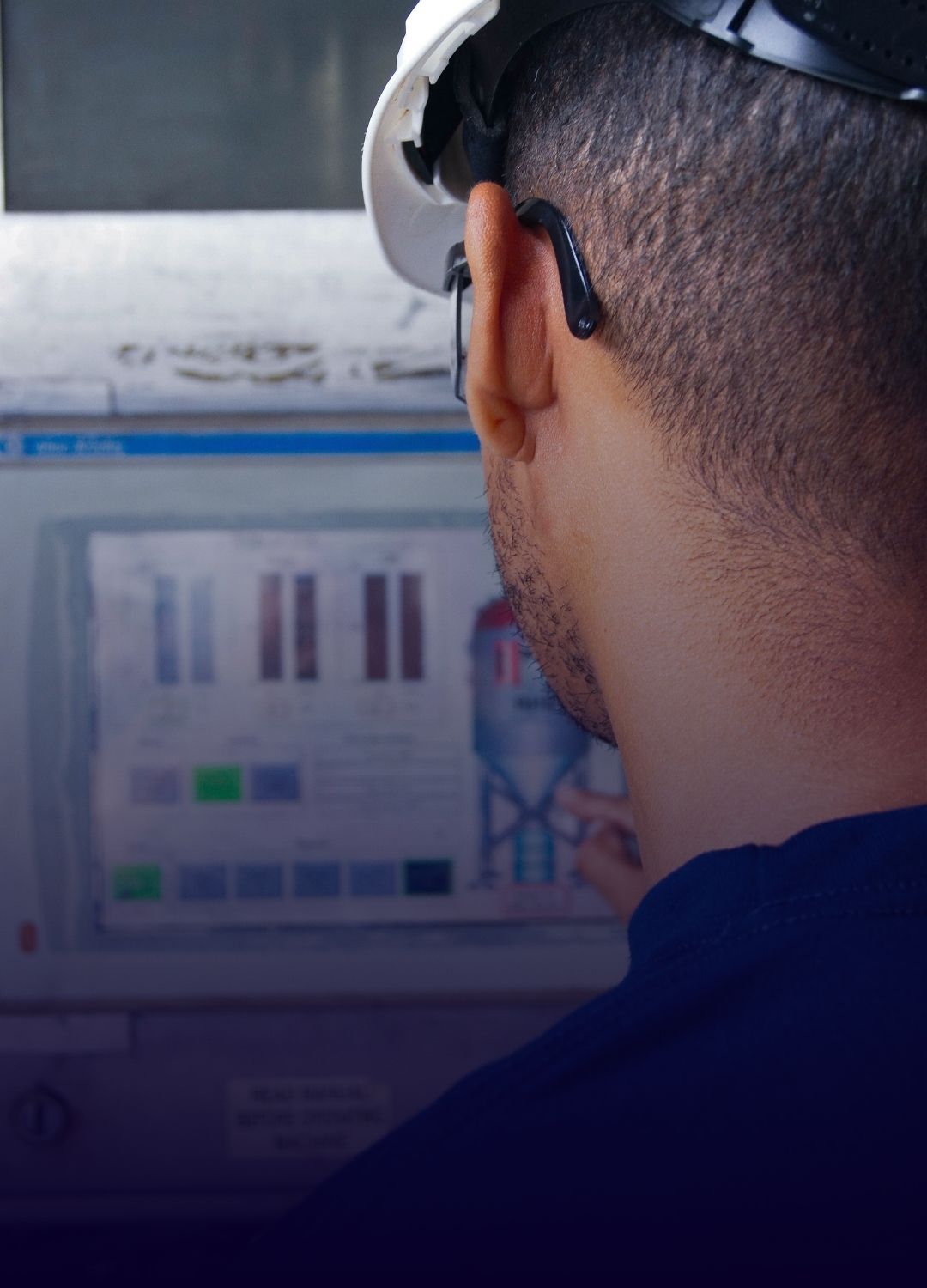 ingenieur devant écran, secteur industrie 