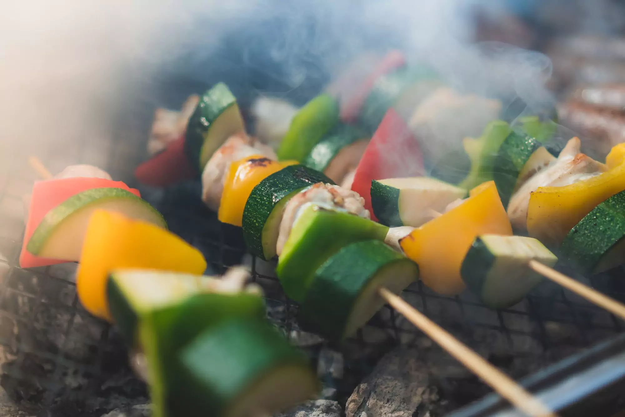 Photo de brochettes de légumes sur un grill