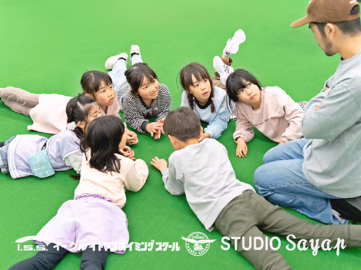 キッズダンススクールの授業風景 - グループでのダンス練習