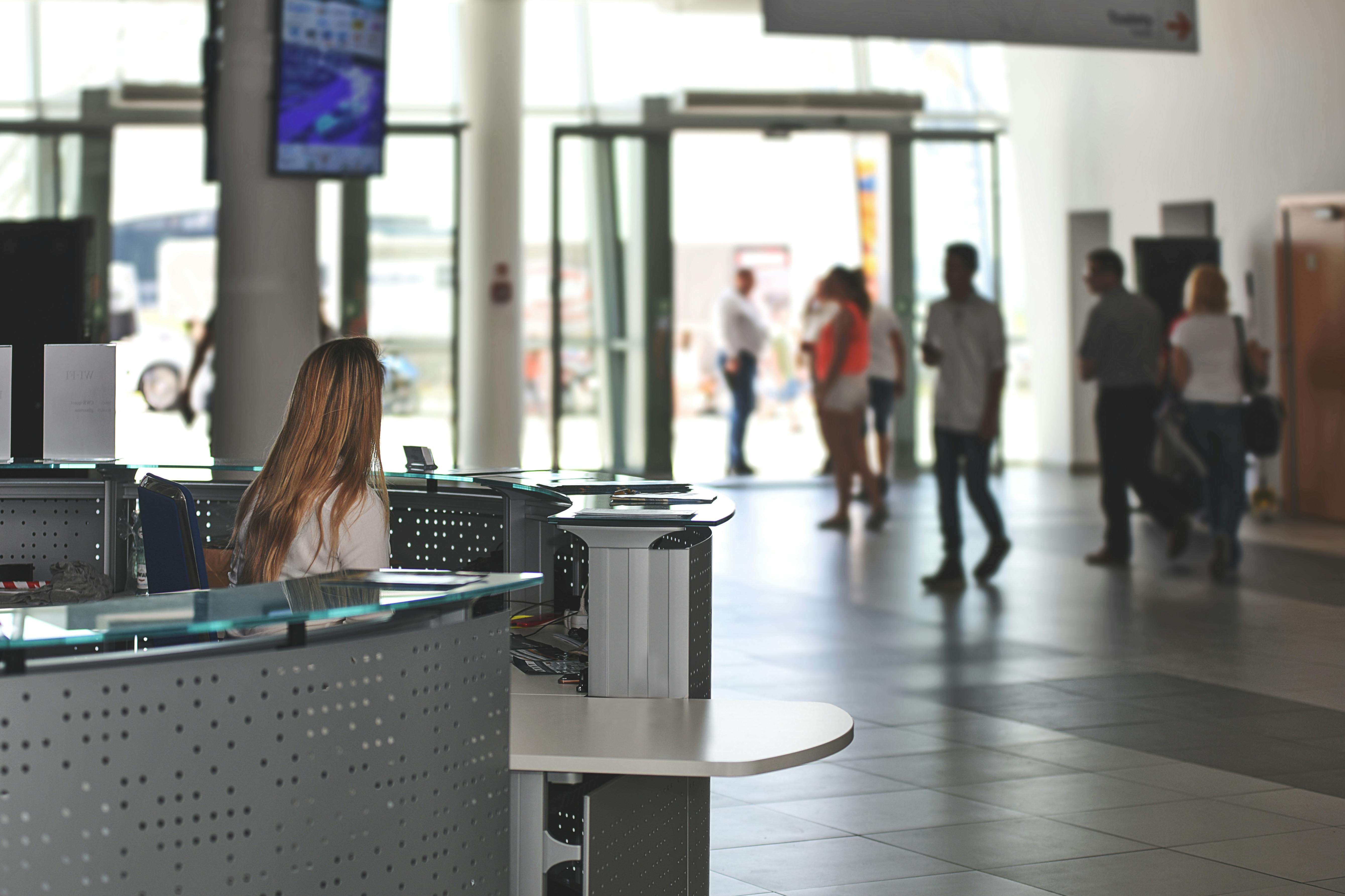 personas en lobby de oficina