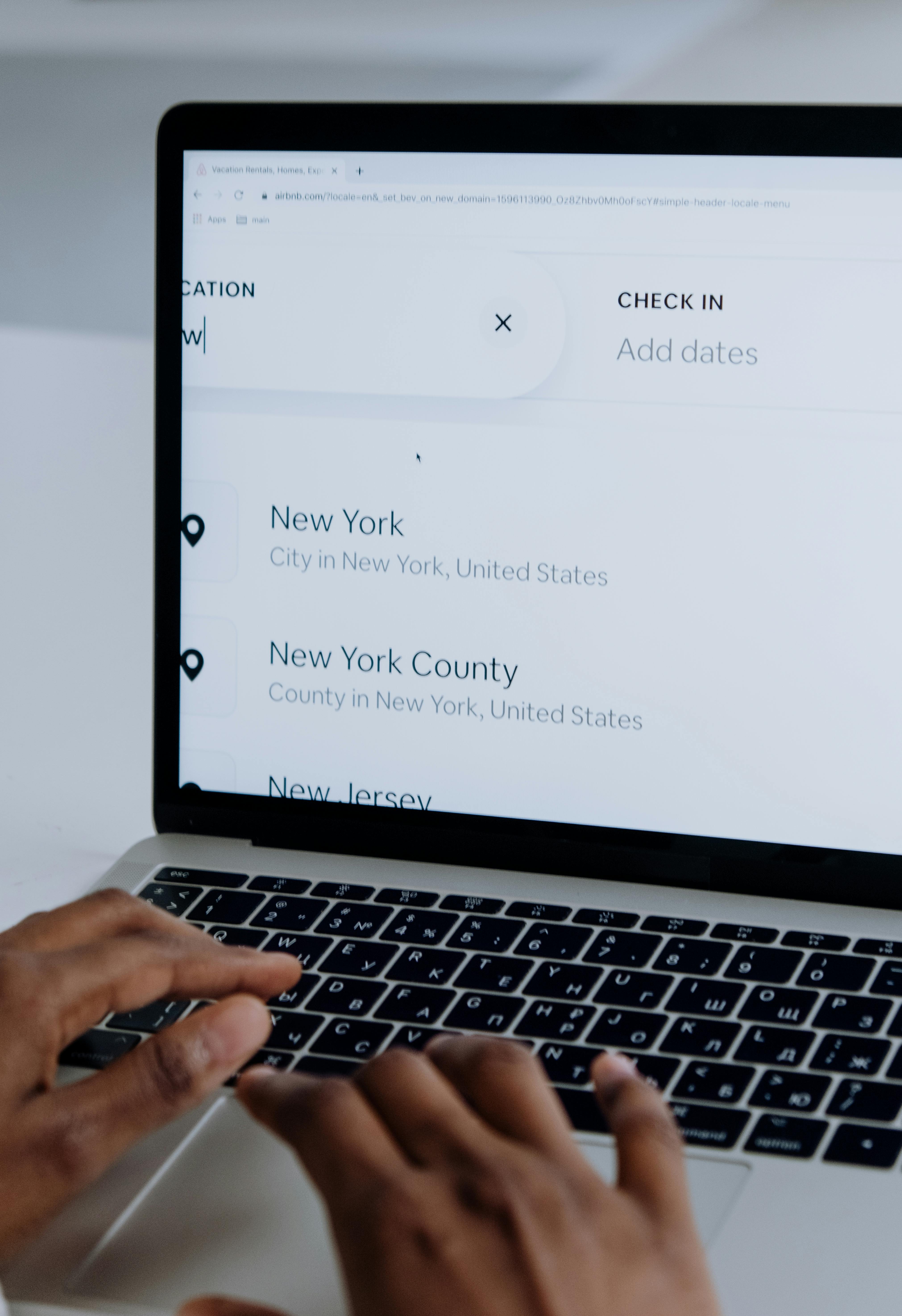 Computadora con una reservación en Airbnb