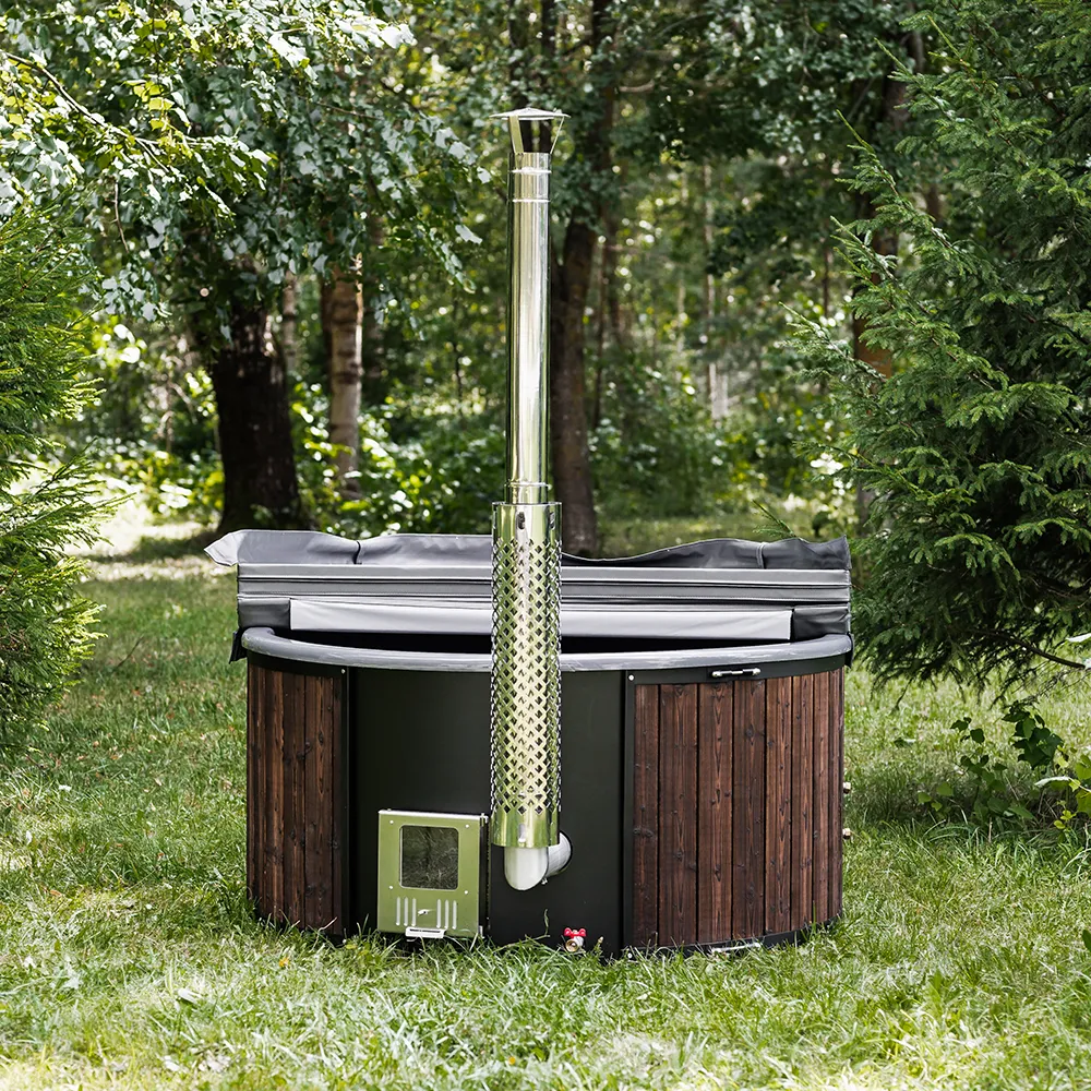 Round how tub with integrated owen