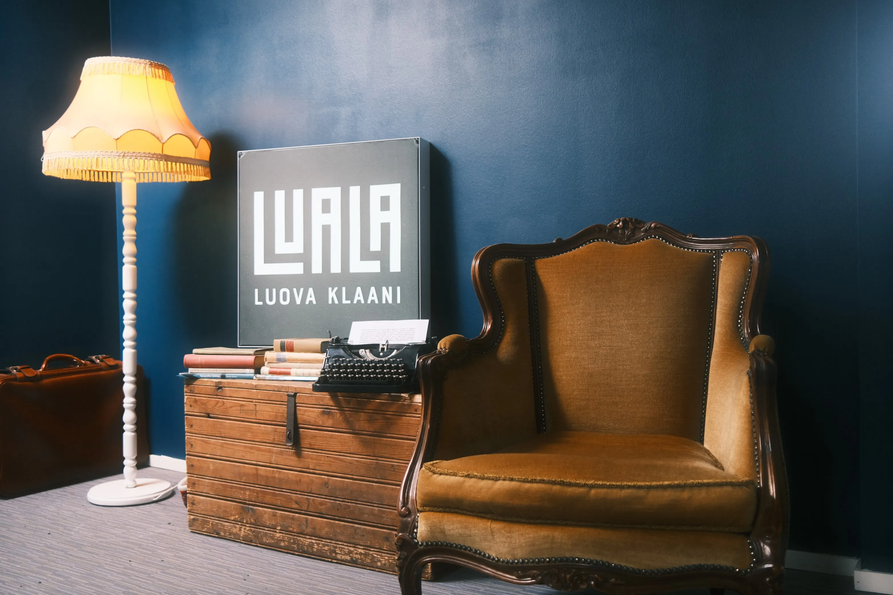 Lualan Hämeenlinnan toimipisteen sisustusta: vintage-huonekaluja ja kotoisa tunnelma.